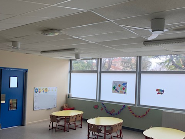 Samarat-Deckenventilatoren in der Grundschule Mistral installiert